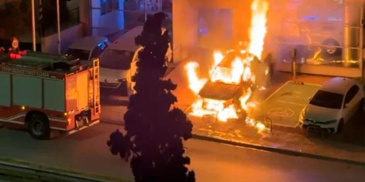 Η στιγμή που η φωτιά κατακαίει τα αυτοκίνητα στη Νέα Φιλαδέλφεια – Πέταξαν μπουκάλια με βενζίνη στα ΙΧ και εξαφανίστηκαν