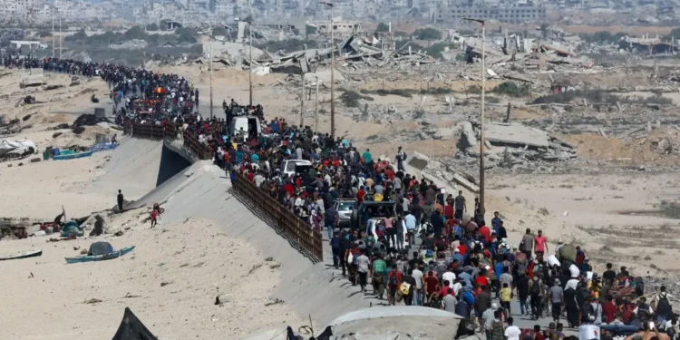 Γάζα: «Ανθρώπινο ποτάμι» οι Παλαιστίνιοι που επιστρέφουν στα κατεστραμμένα σπίτια τους – «Η κατάπαυση του πυρός θα κρατήσει» λέει ο Τραμπ