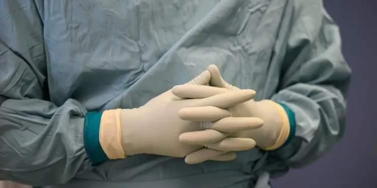 Πλαστικός «Φρανκεστάιν» τετραγώνισε το στήθος 30χρονης: Η μόλυνση, ο σταφυλόκοκκος και οι ανοιχτές πληγές