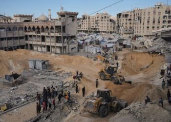 Μέσα στα χαλάσματα η Χαμάς σκάβει με μπουλντόζες, ψάχνοντας για τα λείψανα των Ισραηλινών ομήρων – Δείτε φωτογραφίες