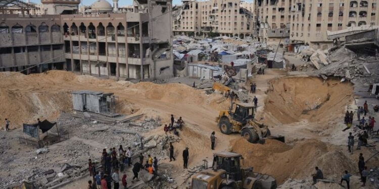 Μέσα στα χαλάσματα η Χαμάς σκάβει με μπουλντόζες, ψάχνοντας για τα λείψανα των Ισραηλινών ομήρων – Δείτε φωτογραφίες