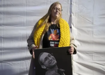 Συγκλονίζει η μητέρα ισραηλινού ομήρου: «Δεν ξέρω αν το παιδί μου ζει ή είναι νεκρό – Εξαντλητικό να ελπίζεις δύο χρόνια»