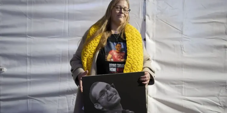 Συγκλονίζει η μητέρα ισραηλινού ομήρου: «Δεν ξέρω αν το παιδί μου ζει ή είναι νεκρό – Εξαντλητικό να ελπίζεις δύο χρόνια»