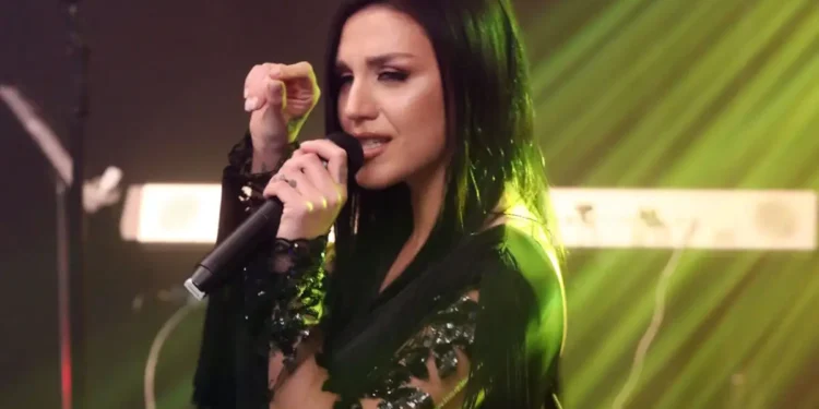 Η Ιουλία Καλλιμάνη ξέσπασε κατά θαμώνα: «Εμένα βρε μ@@@@@ βρήκες τώρα; Βρε δε γ@@@@@@@ λέω»