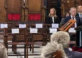 Μια σειρά άδεια καθίσματα: Απούσα η αντιπολίτευση από την κηδεία του Διονύση Σαββόπουλου