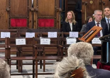 Μια σειρά άδεια καθίσματα: Απούσα η αντιπολίτευση από την κηδεία του Διονύση Σαββόπουλου