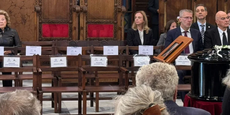 Μια σειρά άδεια καθίσματα: Απούσα η αντιπολίτευση από την κηδεία του Διονύση Σαββόπουλου