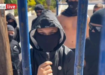 Λυκειόπαιδο στην Καλαμάτα με περιβολή χούλιγκαν κάνει κατάληψη για το καλό του σχολείου και δεν ξέρει να μιλήσει