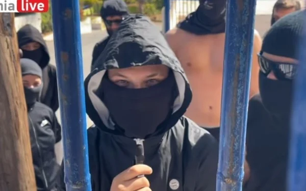 Λυκειόπαιδο στην Καλαμάτα με περιβολή χούλιγκαν κάνει κατάληψη για το καλό του σχολείου και δεν ξέρει να μιλήσει