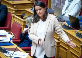 Ψηφίζεται σήμερα το νέο εργασιακό νομοσχέδιο – Το 13ωρο και όλα όσα αλλάζουν για εργαζόμενους και επιχειρήσεις