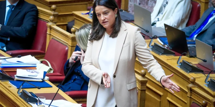 Ψηφίζεται σήμερα το νέο εργασιακό νομοσχέδιο – Το 13ωρο και όλα όσα αλλάζουν για εργαζόμενους και επιχειρήσεις