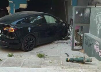 Με μεγάλη ταχύτητα έτρεχε ο μεθυσμένος οδηγός που έπεσε σε κατάστημα στην Κηφισίας – Δείτε νέο βίντεο με το τετακέ πριν το τροχαίο