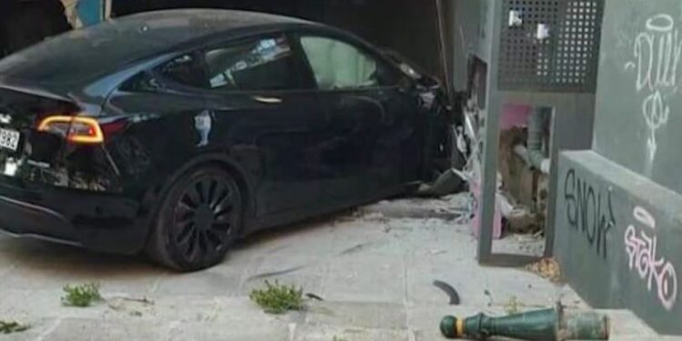 Με μεγάλη ταχύτητα έτρεχε ο μεθυσμένος οδηγός που έπεσε σε κατάστημα στην Κηφισίας – Δείτε νέο βίντεο με το τετακέ πριν το τροχαίο