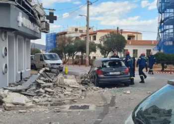 Λαύριο: Συγκλονιστικό βίντεο από τη στιγμή της κατάρρευσης μπαλκονιού – Γυναίκα έτρεξε και σώθηκε από θαύμα