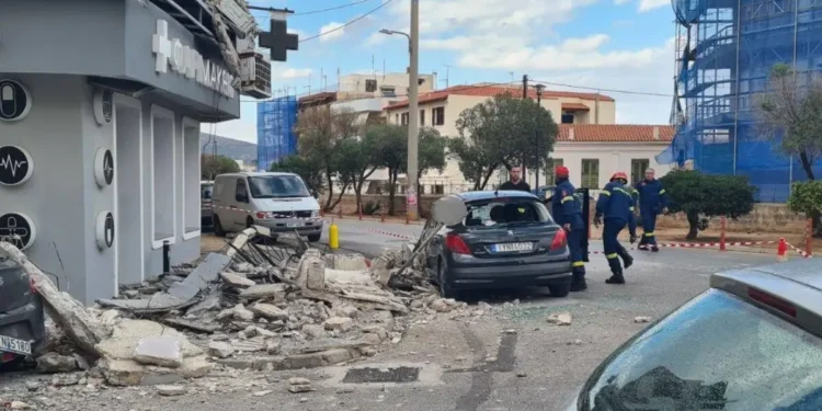 Λαύριο: Συγκλονιστικό βίντεο από τη στιγμή της κατάρρευσης μπαλκονιού – Γυναίκα έτρεξε και σώθηκε από θαύμα