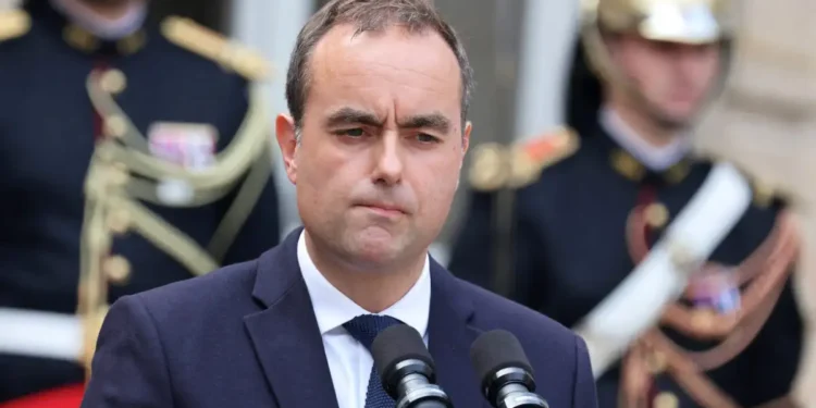 Παραιτήθηκε ο Γάλλος πρωθυπουργός Σεμπαστιάν Λεκορνί – Πέφτει η κυβέρνηση στη Γαλλία