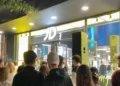 Ο ΛΕΞ έκανε χαμό στη Θεσσαλονίκη – Τεράστιες ουρές θαυμαστών για να αγοράσουν το νέο καπέλο της συλλογής του