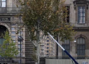 Γαλλία: Συναγερμός για ληστεία στο μουσείο του Λούβρου – Κουκουλοφόροι άρπαξαν 9 κομμάτια από συλλογή κοσμημάτων του Ναπολέοντα και διέφυγαν με σκούτερ