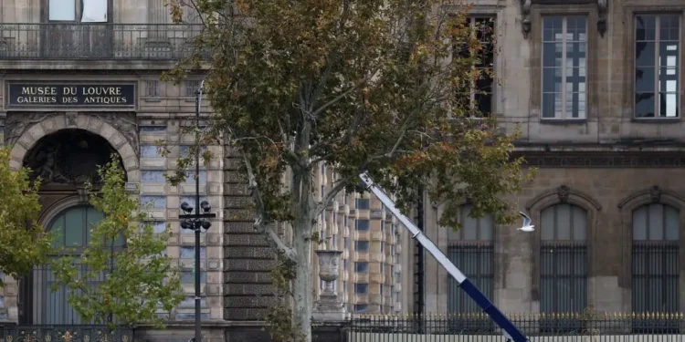 Γαλλία: Συναγερμός για ληστεία στο μουσείο του Λούβρου – Κουκουλοφόροι άρπαξαν 9 κομμάτια από συλλογή κοσμημάτων του Ναπολέοντα και διέφυγαν με σκούτερ