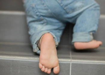 Παιδάκι 1 έτους βρέθηκε αναίσθητο στα Πατήσια από ναρκωτικά που κάπνισε δίπλα του ο πατέρας του – Νοσηλεύεται διασωληνωμένο