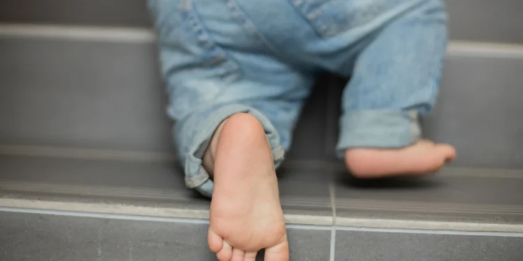 Παιδάκι 1 έτους βρέθηκε αναίσθητο στα Πατήσια από ναρκωτικά που κάπνισε δίπλα του ο πατέρας του – Νοσηλεύεται διασωληνωμένο