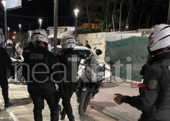 Επίθεση από 50 κουκουλοφόρους κατά του Μάκη Βορίδη στο Ηράκλειο: Του πέταξαν αυγά, τραπέζια και φώναζαν συνθήματα