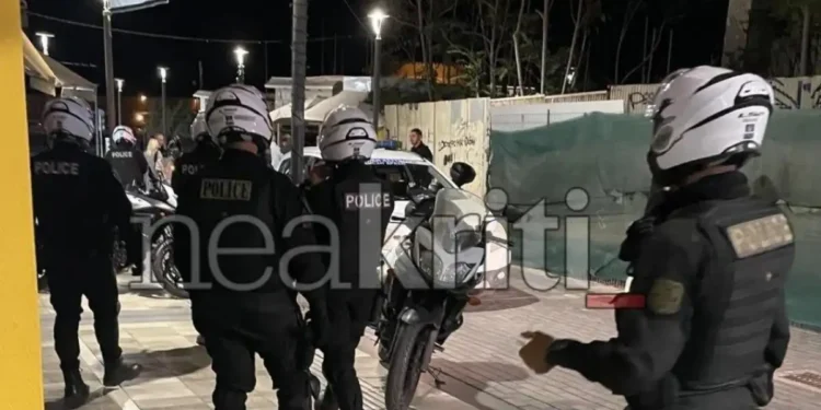 Επίθεση από 50 κουκουλοφόρους κατά του Μάκη Βορίδη στο Ηράκλειο: Του πέταξαν αυγά, τραπέζια και φώναζαν συνθήματα