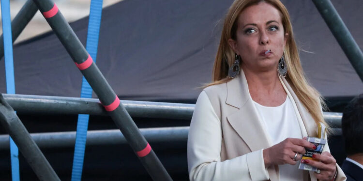 Η Τζόρτζια Μελόνι αστειεύεται: «Θα σκότωνα κάποιον αν έπρεπε να κόψω το κάπνισμα» – «Αδύνατο!»