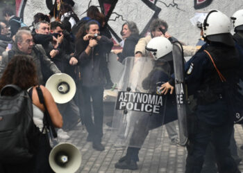 Επεισόδια στο Μεταξουργείο: Δακρυγόνα και κρότου λάμψης σε διαμαρτυρία εκπαιδευτικών
