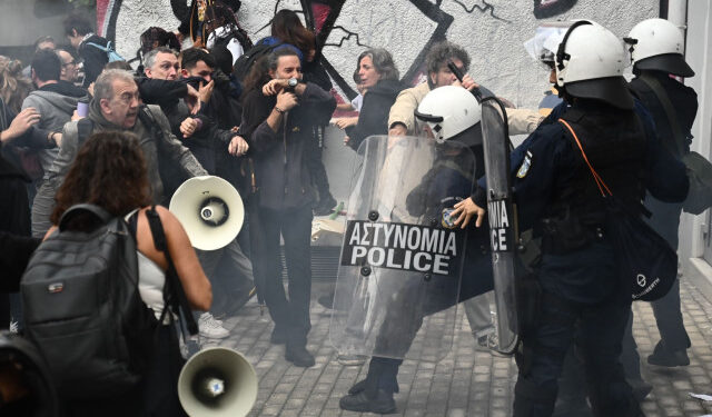 Επεισόδια στο Μεταξουργείο: Δακρυγόνα και κρότου λάμψης σε διαμαρτυρία εκπαιδευτικών