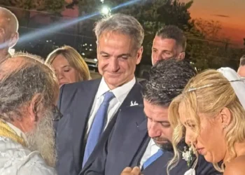 Κουμπάρος ο Κυριάκος Μητσοτάκης: Πάντρεψε την Εβίνα Γιακουμάτου και τον Ελπιδοφόρο Παπανικολόπουλο