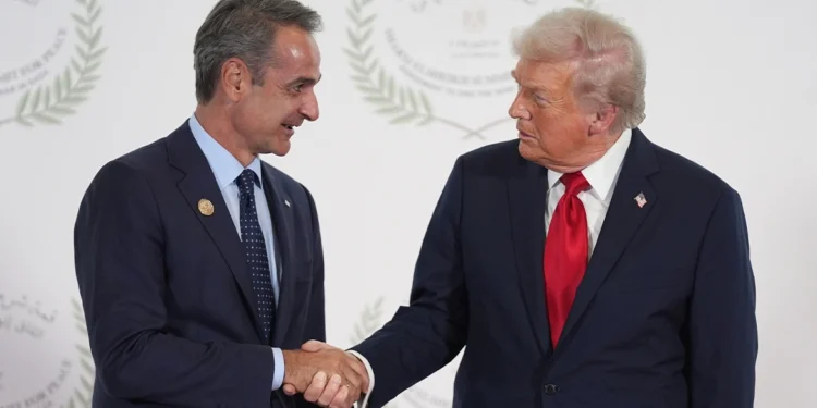 Θερμή χειραψία Μητσοτάκη – Τραμπ στην Αίγυπτο, δείτε βίντεο