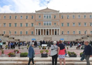 Στα «χαρακώματα» Δένδιας – Δούκας για το Μνημείο Αγνώστου Στρατιώτη: Τα «αγκάθια», η λέξη «παγίδα» και η λύση της ιδιωτικής εταιρείας