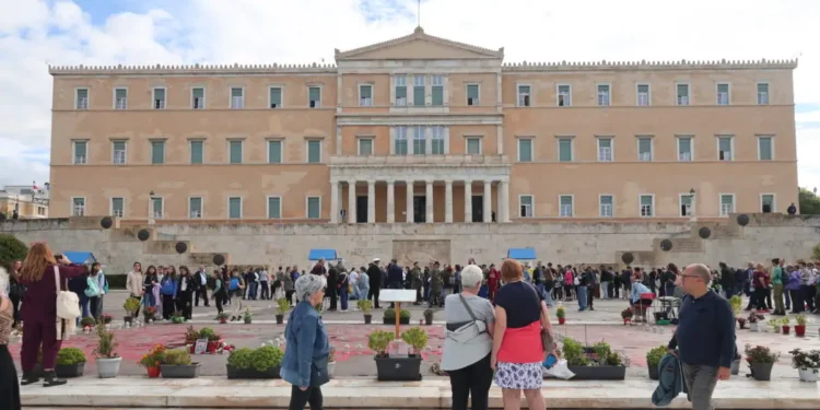 Στα «χαρακώματα» Δένδιας – Δούκας για το Μνημείο Αγνώστου Στρατιώτη: Τα «αγκάθια», η λέξη «παγίδα» και η λύση της ιδιωτικής εταιρείας