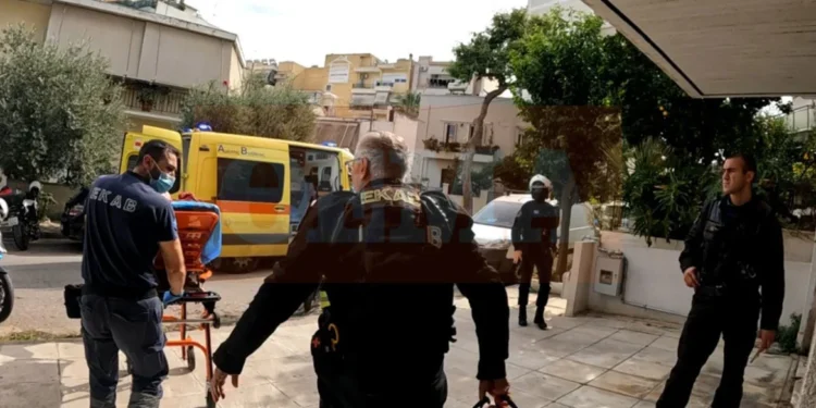 Αστυνομικοί έσωσαν 26χρονο που αιμορραγούσε ακατάσχετα σε ασανσέρ στη Νέα Ιωνία – Δείτε φωτογραφίες