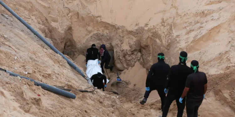 Η Χαμάς «ψάχνει» σορούς σε λαγούμια για να σώσει την εκεχειρία μετά το βίντεο με τη δήθεν «ανακάλυψη» λειψάνων