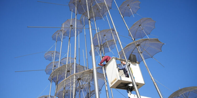 Θεσσαλονίκη: «Ξηλώνονται» οι «Ομπρέλες» του Ζογγολόπουλου – Μεταφέρονται στην Αθήνα για αποκατάσταση