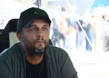 Ο Πάνος Ρούτσι καταγγέλλει πως αυτοκίνητο με φιμέ τζάμια και χωρίς πινακίδες επιχείρησε να τον πατήσει