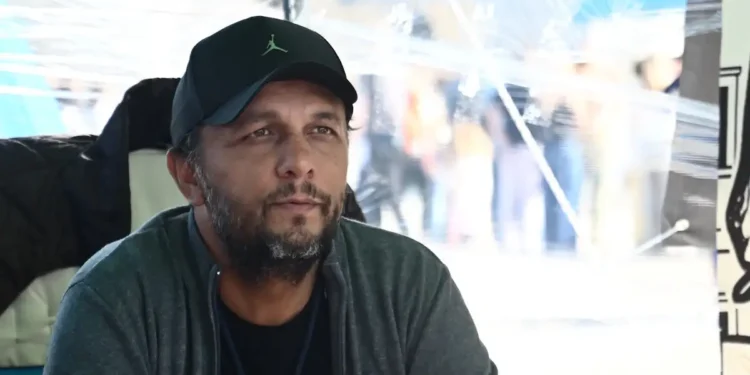 Ο Πάνος Ρούτσι καταγγέλλει πως αυτοκίνητο με φιμέ τζάμια και χωρίς πινακίδες επιχείρησε να τον πατήσει