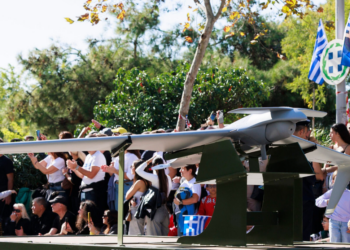 Εγκώμια αλβανικών ΜΜΕ για την Ελλάδα: Παρέλαση με «drones», «αντι-drones» και όπλα τεχνητής νοημοσύνης