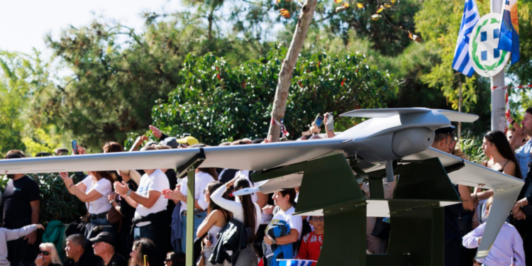 Εγκώμια αλβανικών ΜΜΕ για την Ελλάδα: Παρέλαση με «drones», «αντι-drones» και όπλα τεχνητής νοημοσύνης
