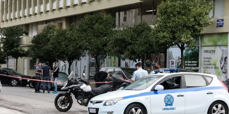 Γλυφάδα: Συνέχισε να χτυπά την 70χρονη, ενώ είχε λιποθυμήσει – Ο 38χρονος είχε αποδράσει 18 φορές από ψυχιατρεία