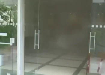Τέλος συναγερμού στον Πύργο των Αθηνών, έσβησε η φωτιά που εκδηλώθηκε στο υπόγειο του β’ κτιρίου
