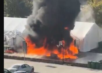 Πυροβολισμοί και πυρκαγιά έξω από το κοινοβούλιο της Σερβίας – Δείτε βίντεο