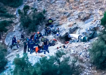 Επί 12 ώρες προσπαθούσαν να απεγκλωβίσουν τον 53χρονο στη Λάρισα – Πώς έγινε η τραγωδία, τι έψαχνε στη σπηλιά