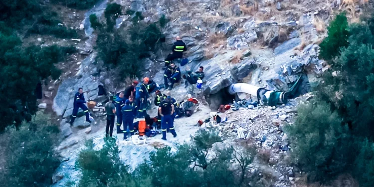 Επί 12 ώρες προσπαθούσαν να απεγκλωβίσουν τον 53χρονο στη Λάρισα – Πώς έγινε η τραγωδία, τι έψαχνε στη σπηλιά