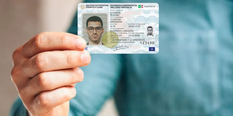 Νέες ταυτότητες: Από πότε οι πολίτες δεν θα μπορούν να ταξιδεύουν στην ΕΕ αν δεν τις έχουν εκδώσει – Η προθεσμία για τον Προσωπικό Αριθμό