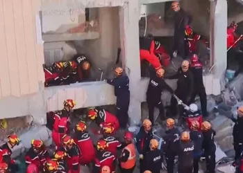 Κατέρρευσε επταώροφο κτίριο κοντά στην Κωνσταντινούπολη – Αγωνία για οικογένεια με τρία παιδιά που εγκλωβίστηκε στα συντρίμμια