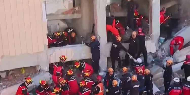 Κατέρρευσε επταώροφο κτίριο κοντά στην Κωνσταντινούπολη – Αγωνία για οικογένεια με τρία παιδιά που εγκλωβίστηκε στα συντρίμμια