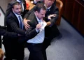 Επεισόδιο στην Κνεσέτ κατά τη διάρκεια της ομιλίας Τραμπ – Έβγαλαν έξω βουλευτές, κατέσχεσαν πανό